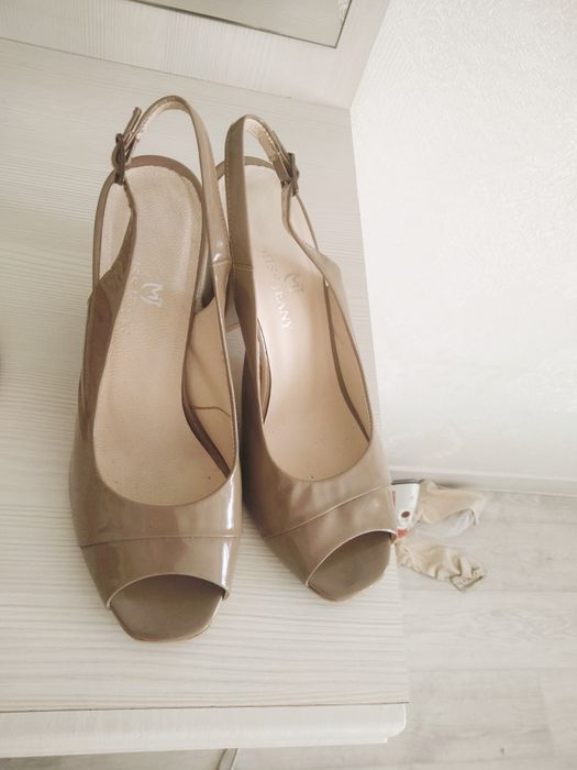 Продам босоножки