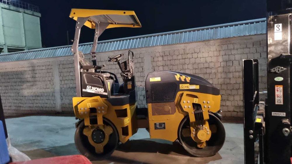 Двухвальцовый виброкаток XMR403 (4 тн.)