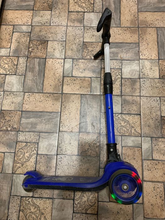 Самокат трехколесный.