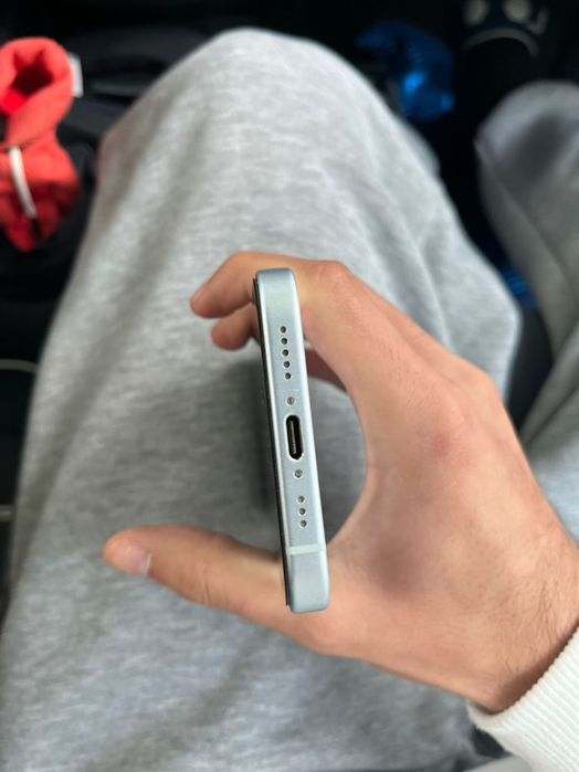 Vând iPhone 15, 128 GB