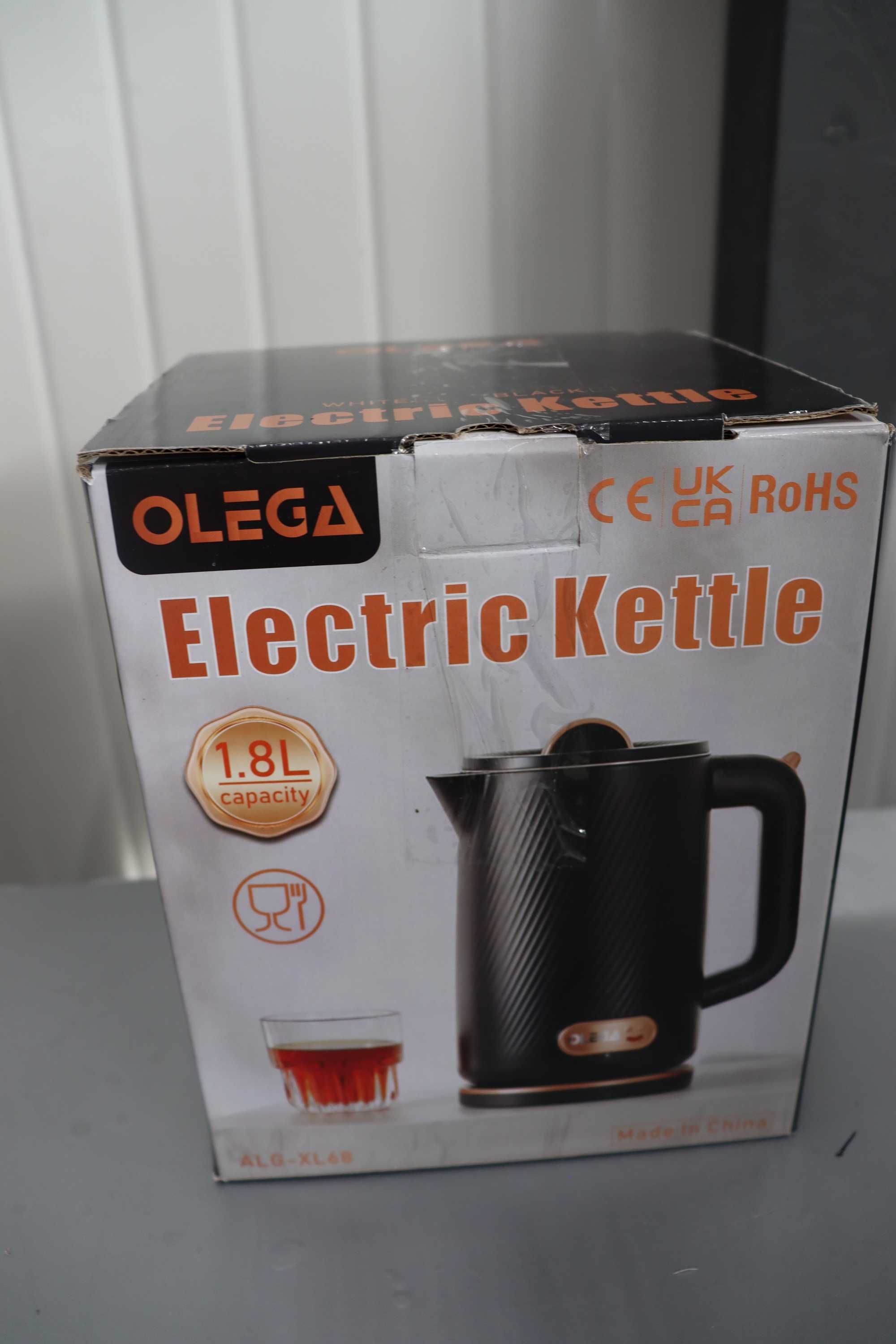 OLEGA Електрическа кана за вряща вода, 1500W 1,8L с лек ДЕФЕКТ