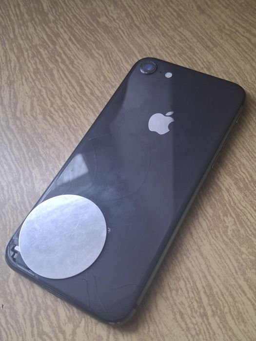 Айфон 8 с разбитым задним стеклом