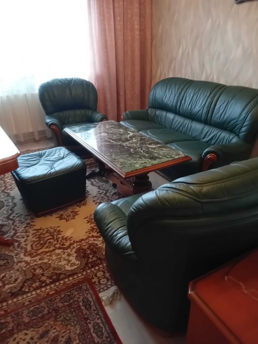 Canapele  pele naturală combinată cu lemn cireș.