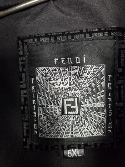 Продам новую натуральную кожаную куртку фирма  FENDI