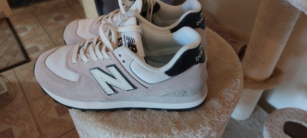 Vând adidași New Balance pentru fete