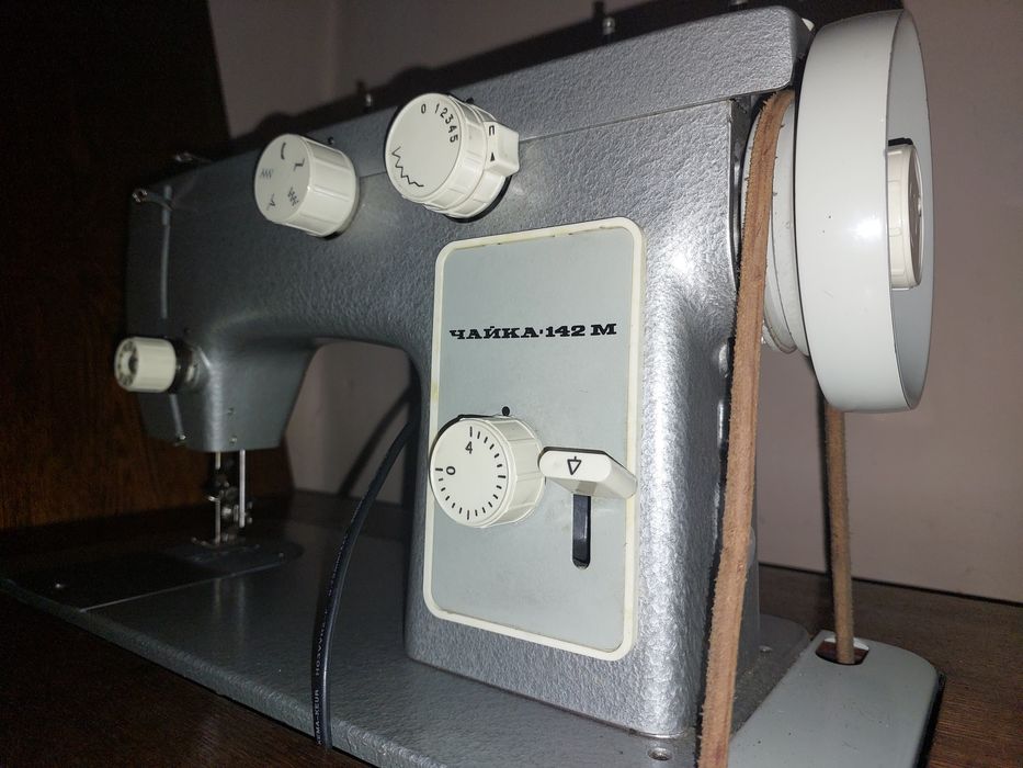 Продам швейную машинку чайка 142м