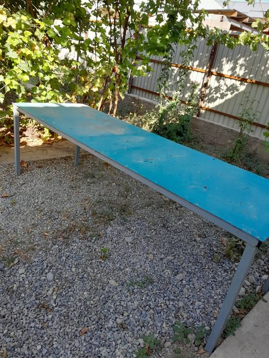 Столы стульчики  и казанчик из нержавейки. Ёмкость  70 литров