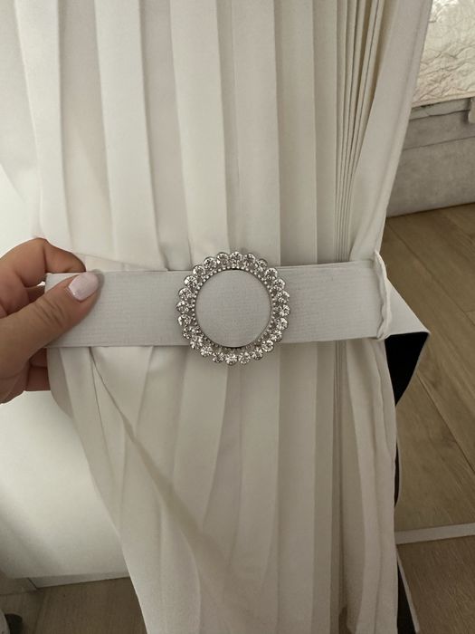 Бяла рокля на ресни с колан