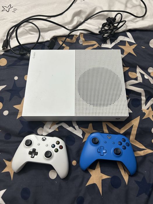 Vand sau schimb Xbox One 1TB + Jocuri