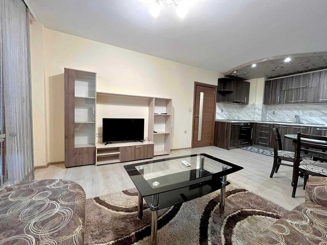 Дава се под наем Двустаен апартамент в Пловдив, Гагарин - 60 кв.м за 425 € - Снимка #3