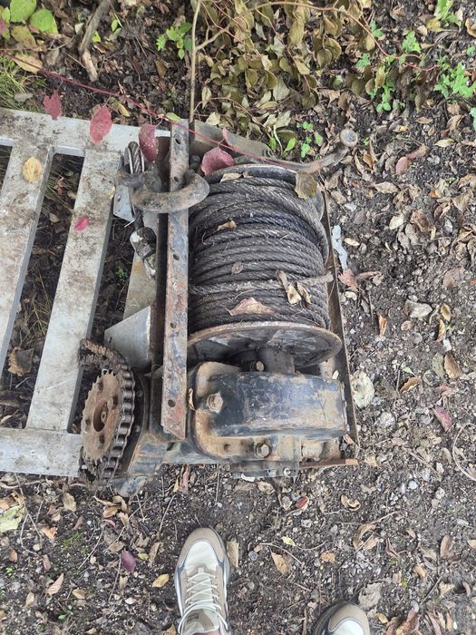 Vând troliu mecanic