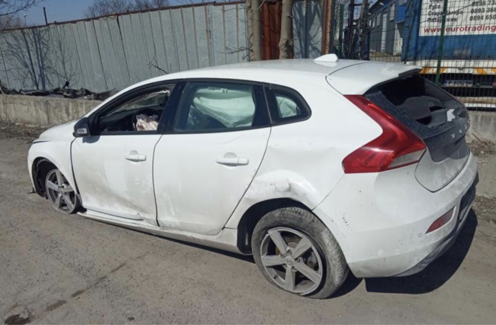 Volvo V40 2.0D на части