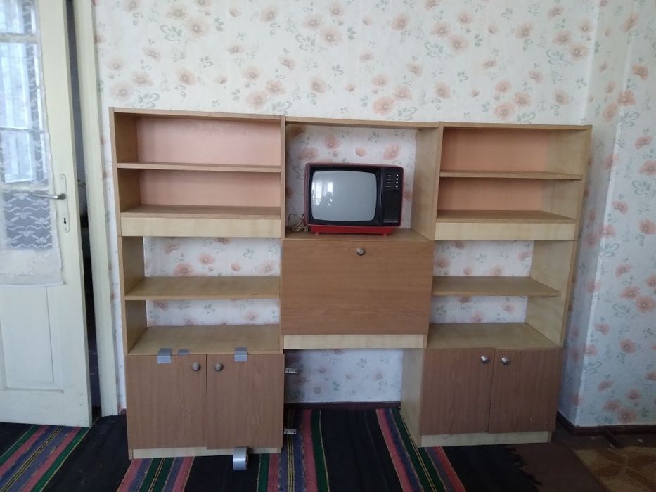 Трикратен гардероб,бюфет  с витрина ,единични легла с  пружини