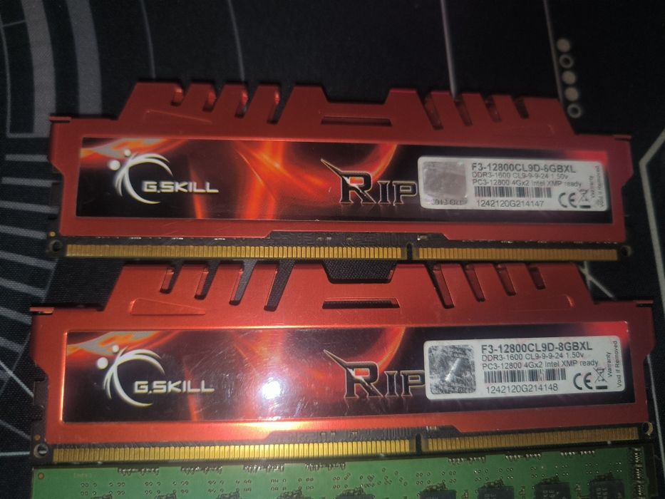 Vând 32 GB RAM DDR3 1600MHZ