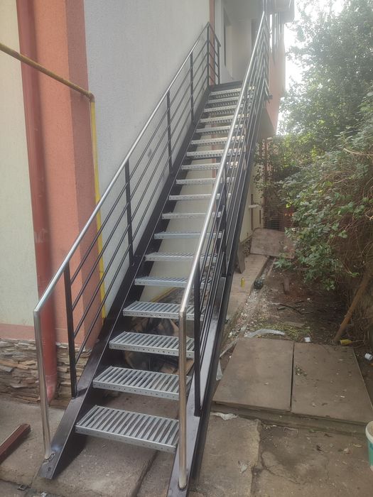 Vindem scări zincate la cerere