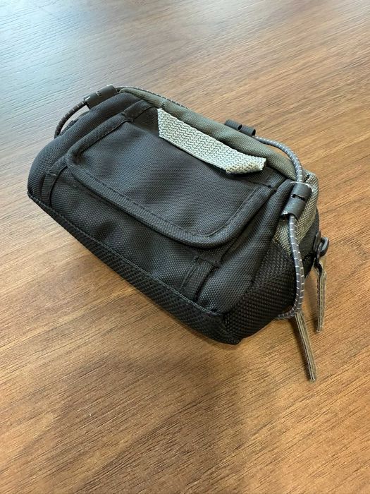 Husa Case Logic pt aparat foto compact, prindere la curea