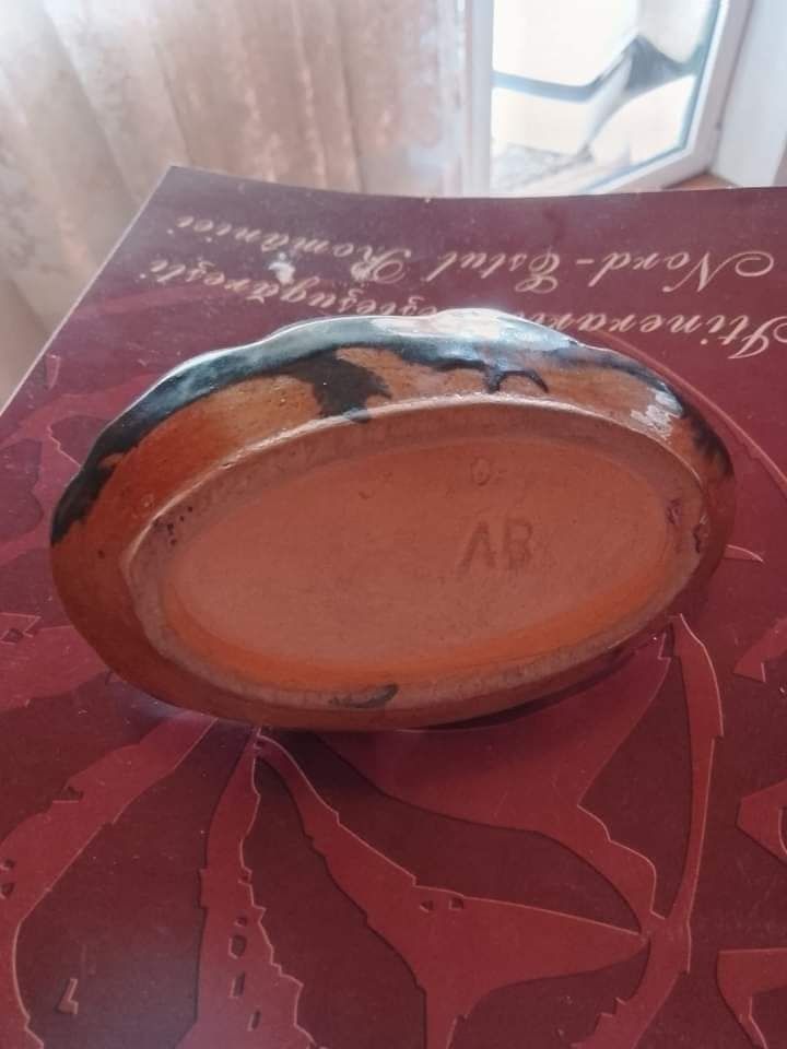 Scrumieră din ceramică, semnată, 60 de lei