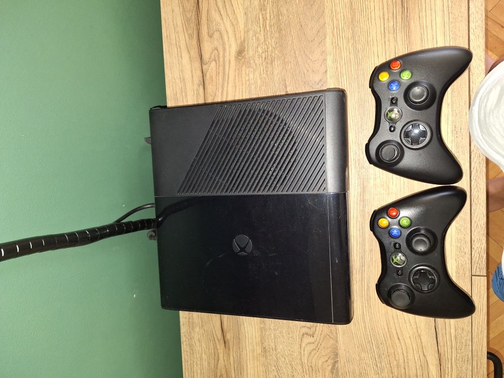 XBox 360 E doua manete + camera + jocuri incluse