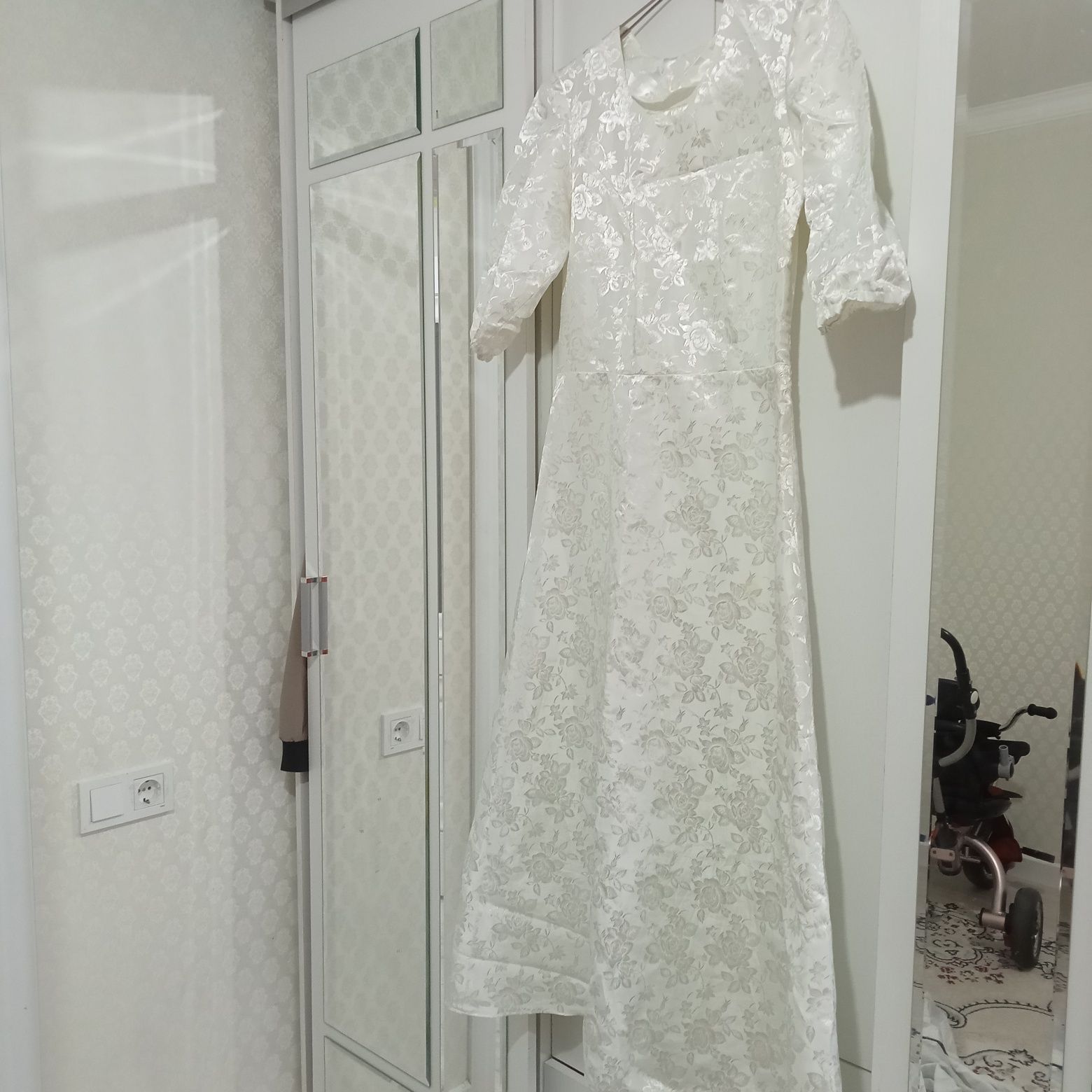 Белый платье атлас