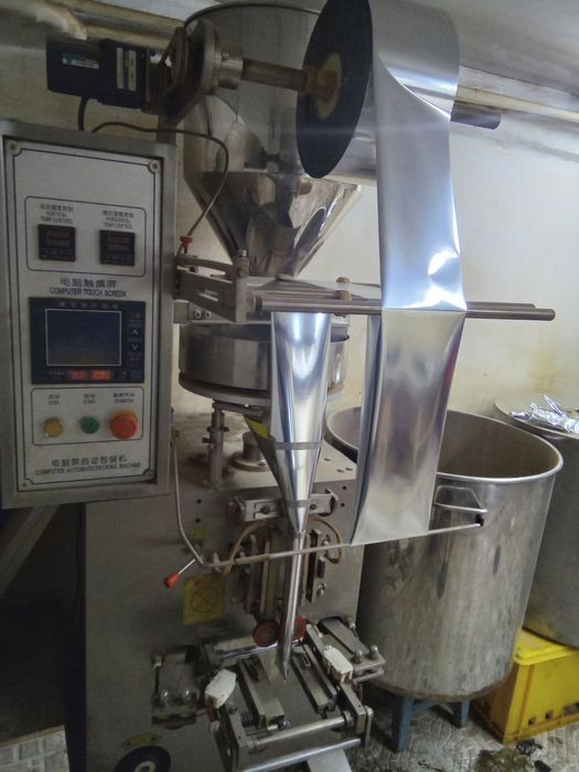 Vertikal qadoqlash uskunasi . Вертикальный упаковочная установка