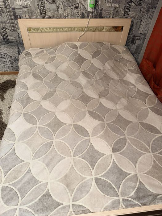 Продается двухспальная кровать с матрасом