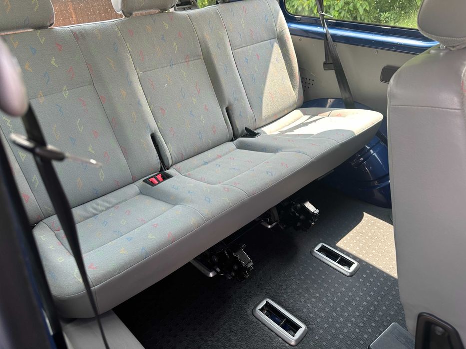 Inchiriez Volkswagen Transporter 8+1 - MASINA DE INCHIRIAT
