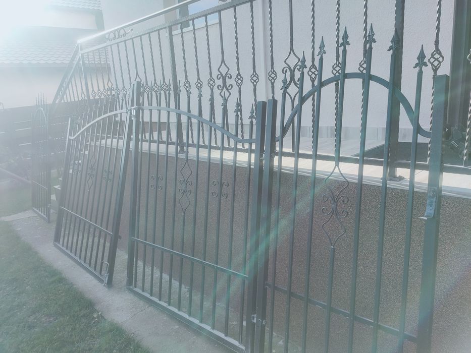 Porți auto ai pietonala