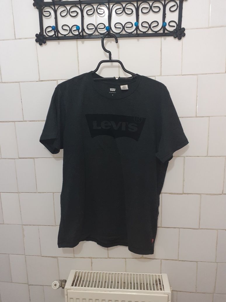 Tricou marca Levis mărime M culoare gri
