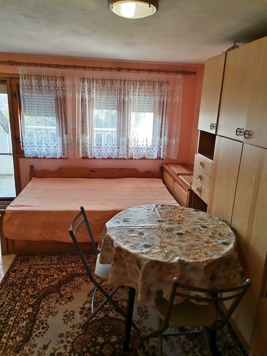 Дава се под наем боксониера