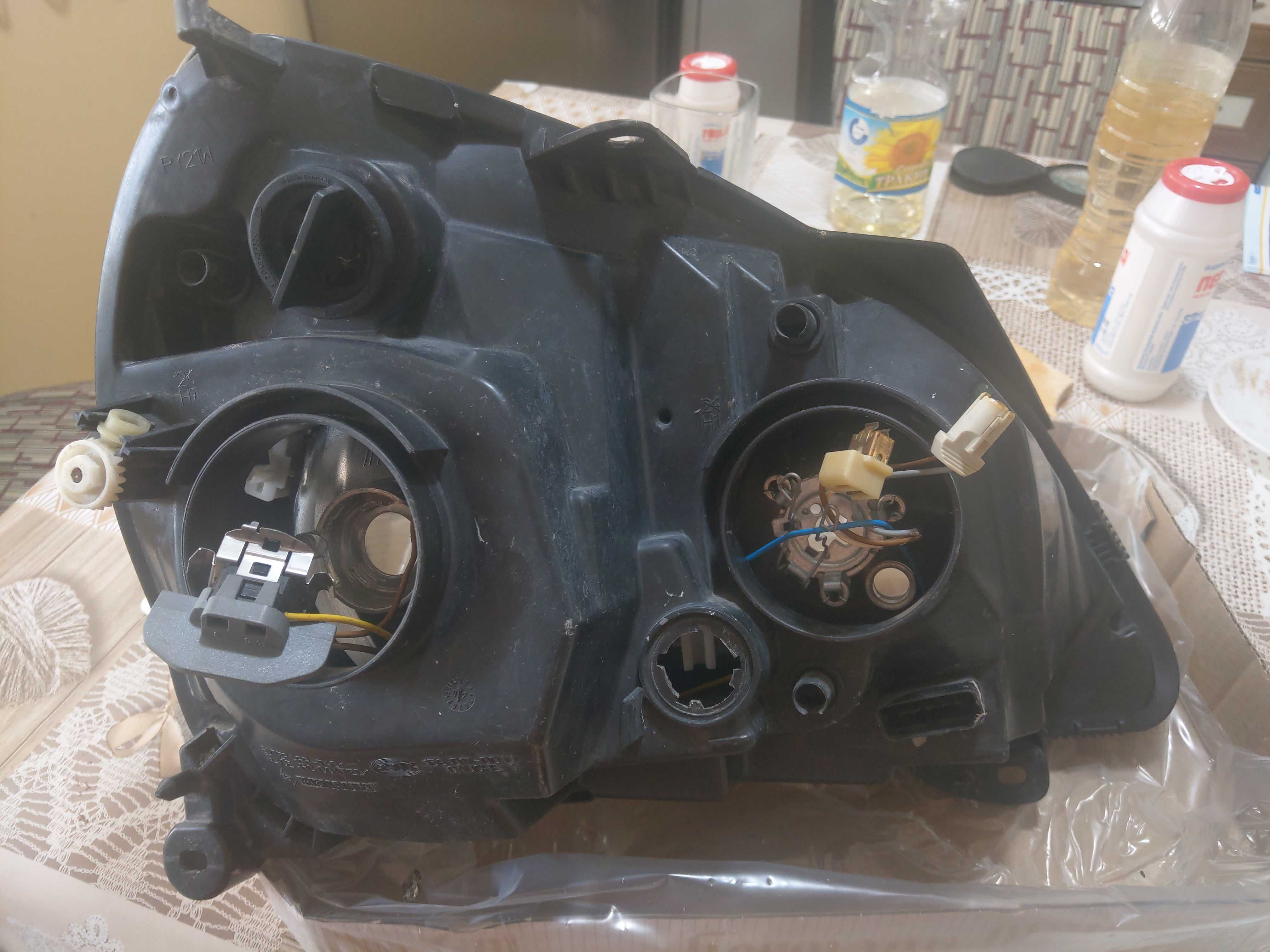 Ляв фар HELLA за Renault Clio II (2001-2005г.)  Рено Клио HELLA