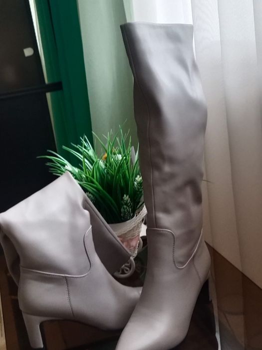 Продам женские осенние сапоги совершенно новые размер 37 38