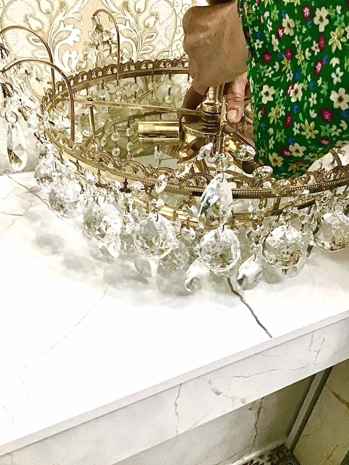 Продадим красивую люстру