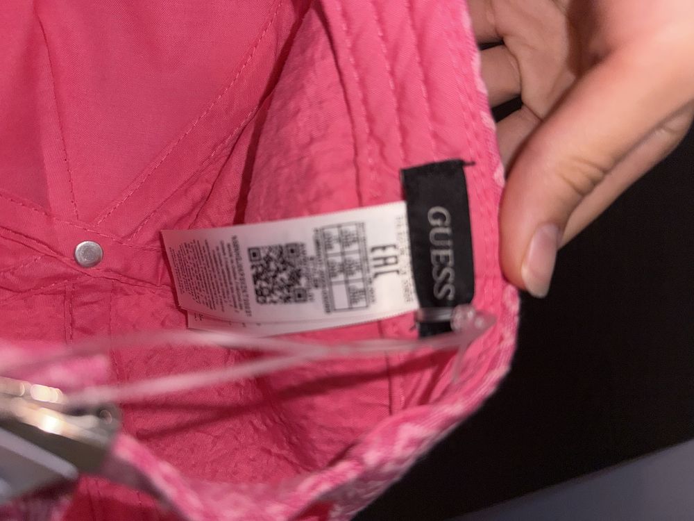 Шапка guess.