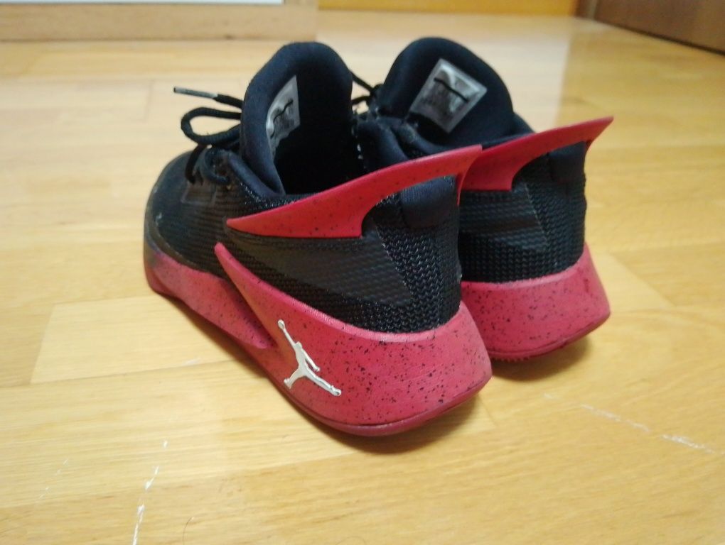 Pantofi sport Jordan pentru copii.