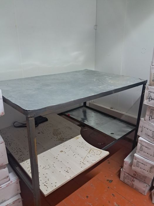 Продается стол железный срочно
