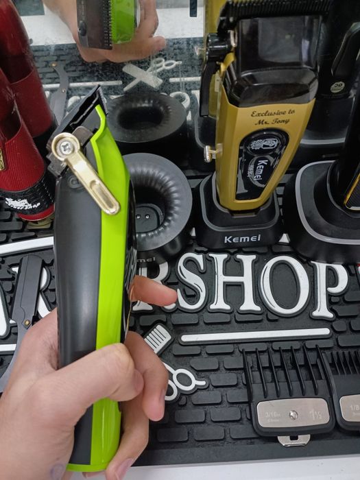 Професионална машинка за подстригване kemei 2035