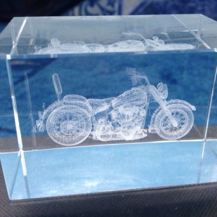 Motocicleta Chopper gravat in sticla