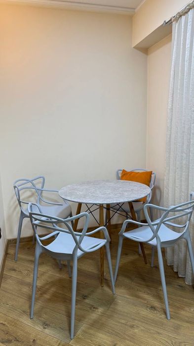 Сдам 3х квартиру на втором этаже кирпичного дома ( ЦУМ) на долгий срок