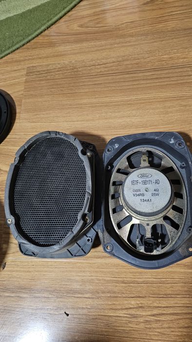 Vând boxe auto negociabil