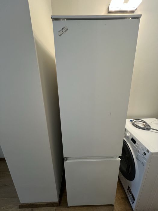 Хладилник за вграждане AEG