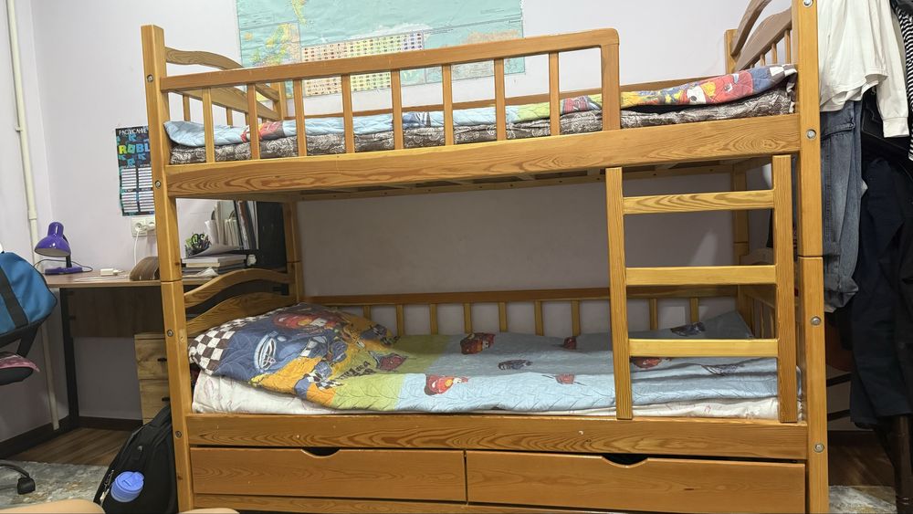 Двухяърусная кровать, можно поставить по отдельности