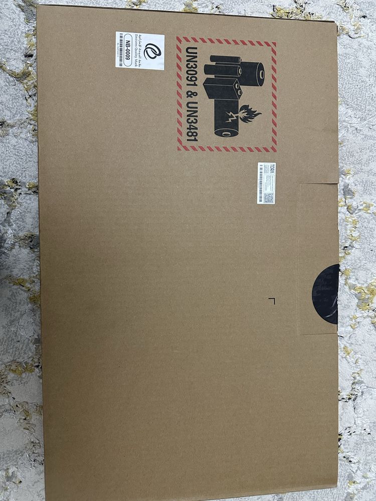 Yangi notebook karobkadan ochilmagan