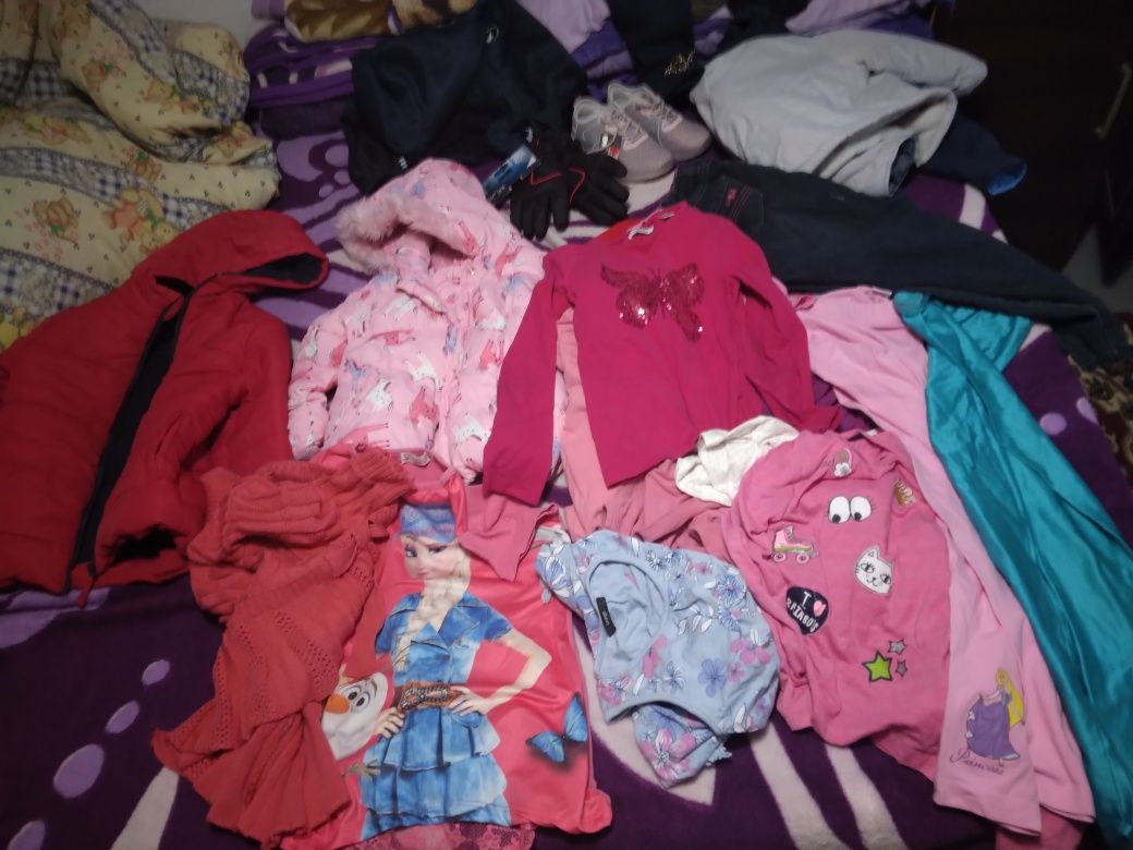 Vând hăinuțe pentru copiii 3-8 ani ieftin