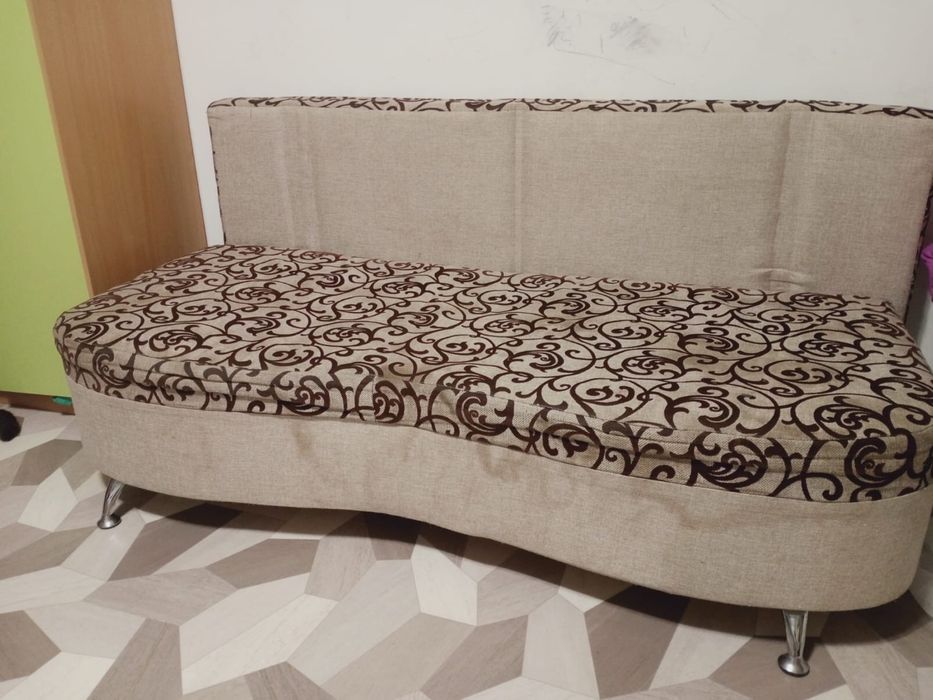 Продается тахта с двумя пуфиками
