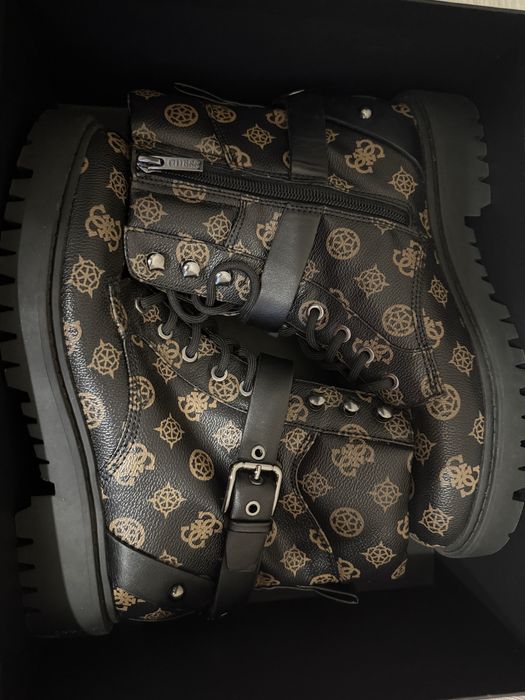 Оригинални боти на GUESS