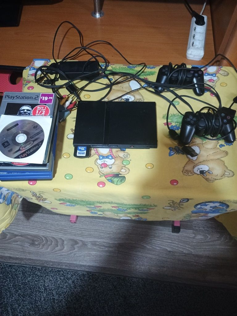 Vând PlayStation 2