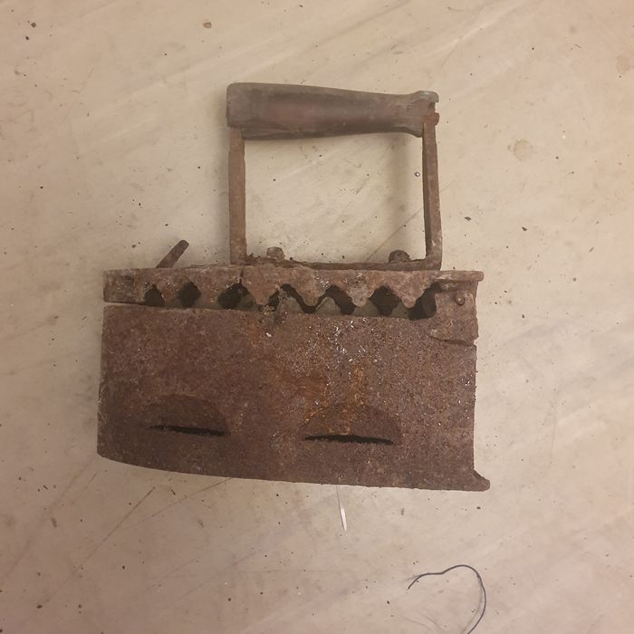 Fier de călcat ce folosea carbuni