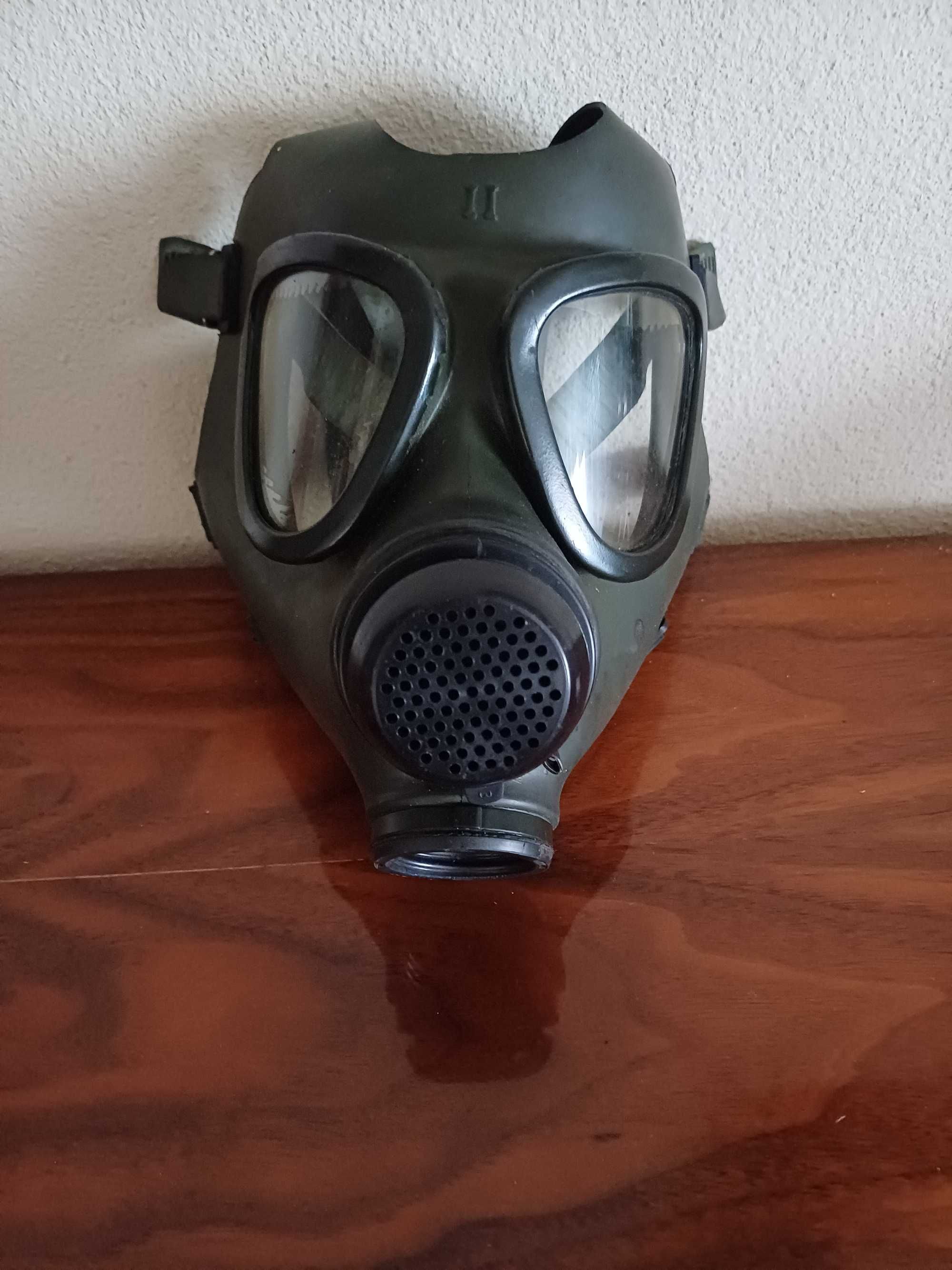 Vand salopeta barbati din doua piese si masca de protectie cu filtru.
