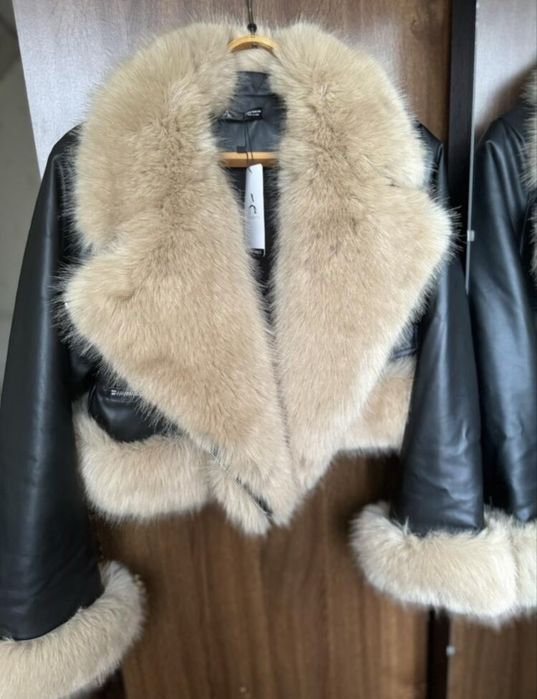 Vand jachetă scurta din piele