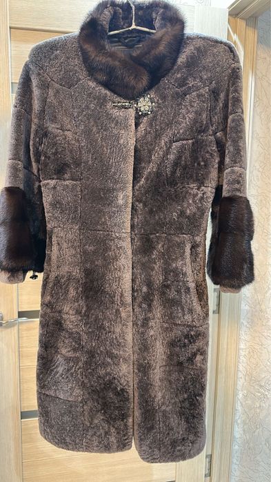 Шуба мутоновая с отделкой из норки